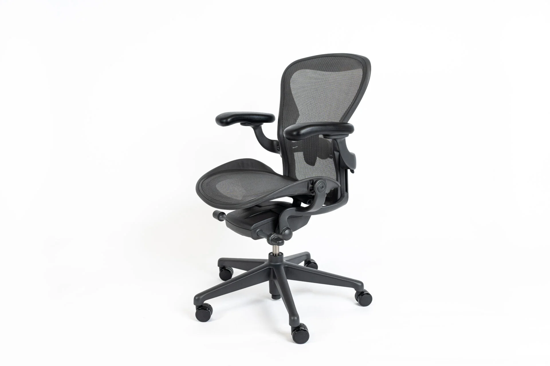 Herman Miller | Model: Aeron Remaster | Color: Graphite | Office Chairs side face