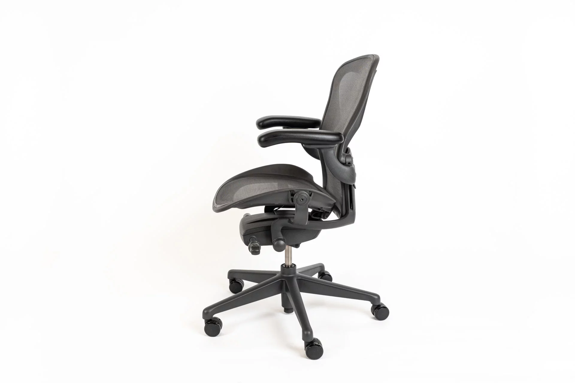 Herman Miller | Model: Aeron Remaster | Color: Graphite | Office Chairs side