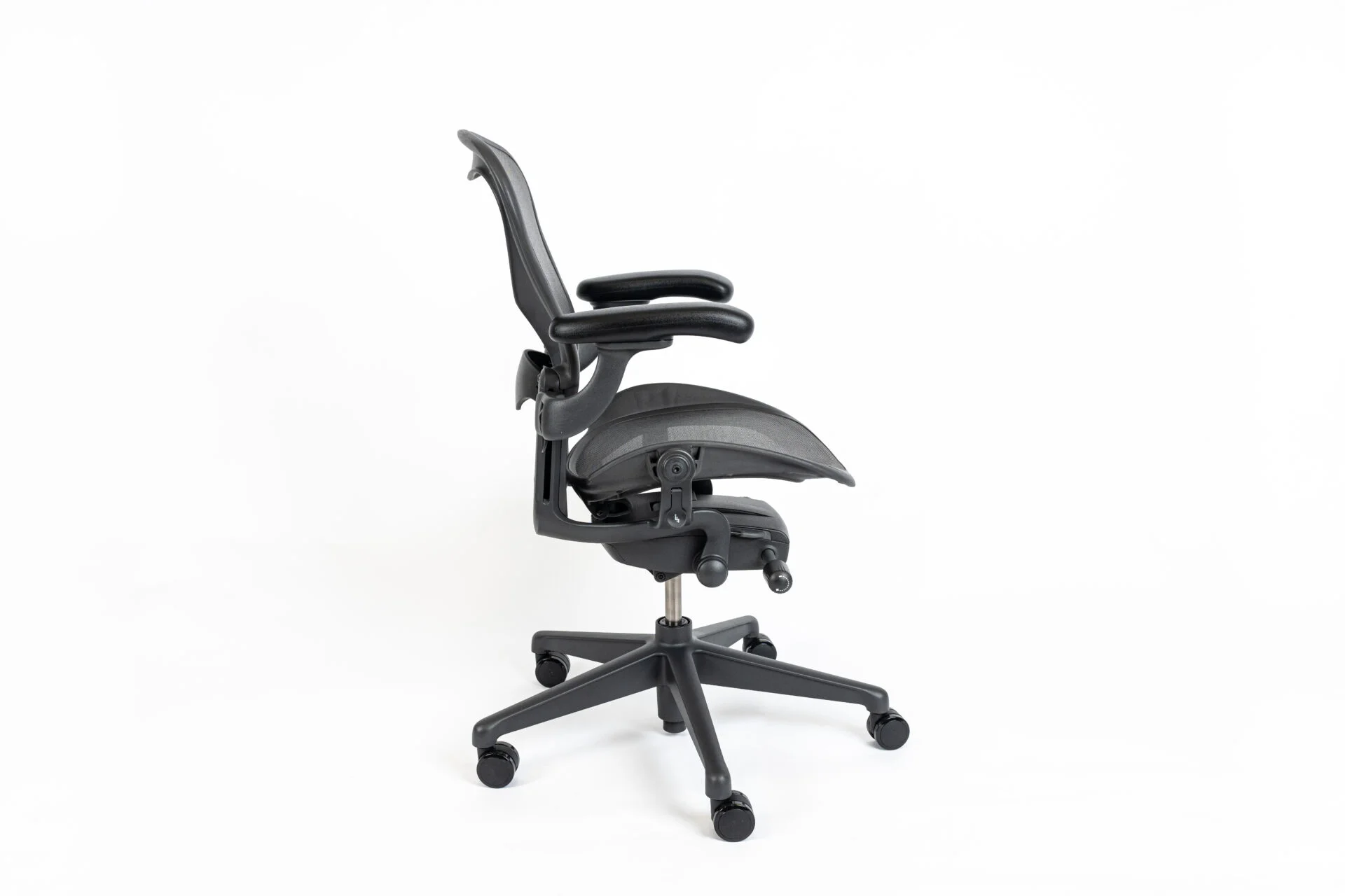 Herman Miller | Model: Aeron Remaster | Color: Graphite | Office Chairs right face