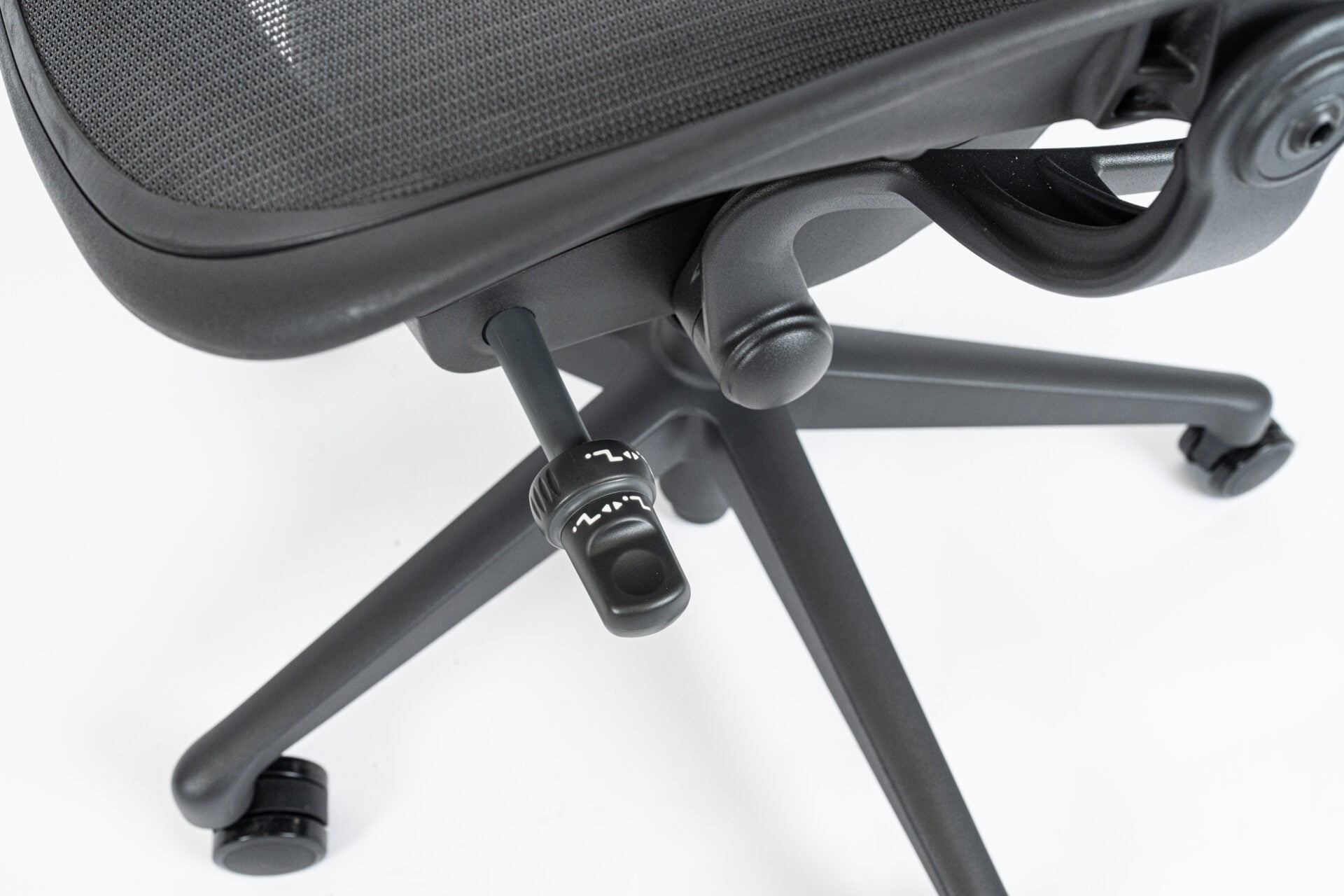 Herman Miller | Model: Aeron Remaster | Color: Graphite | Office Chairs adjustable 1