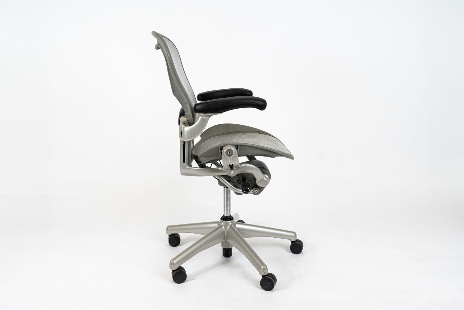 Herman Miller | Model: Aeron Classic | Color Titanium side face 1