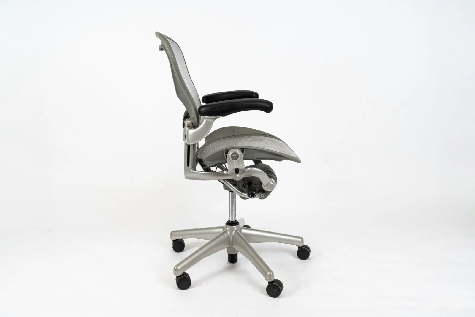 Herman Miller | Model: Aeron Classic | Color Titanium | Refurbished Office  Chair – ERG Solutions