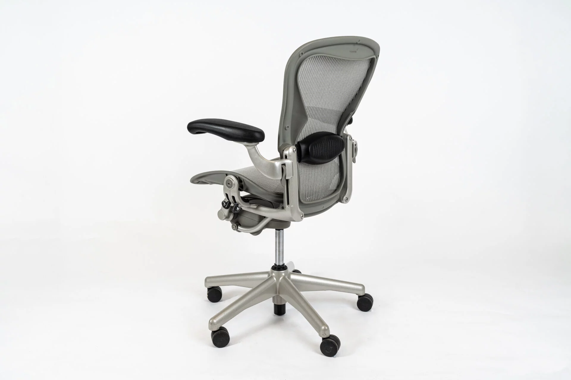 Herman Miller | Model: Aeron Classic | Color Titanium left side face