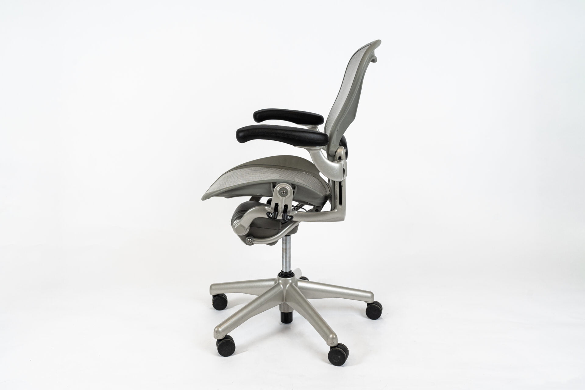 Herman Miller | Model: Aeron Classic | Color Titanium full side face