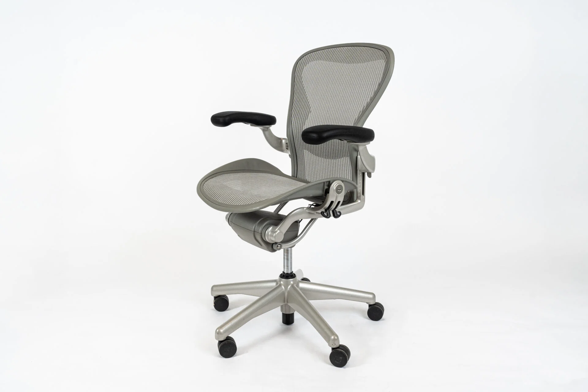 Herman Miller | Model: Aeron Classic | Color Titanium side 1