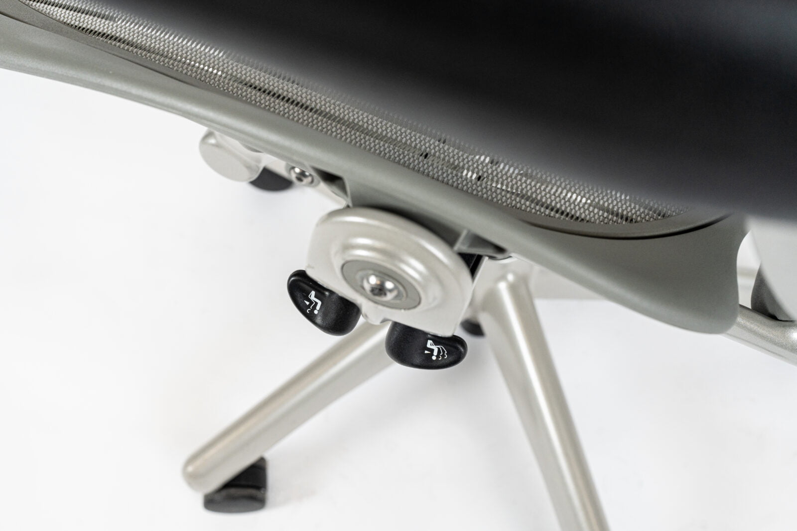 Herman Miller | Model: Aeron Classic | Color Titanium adjustable1