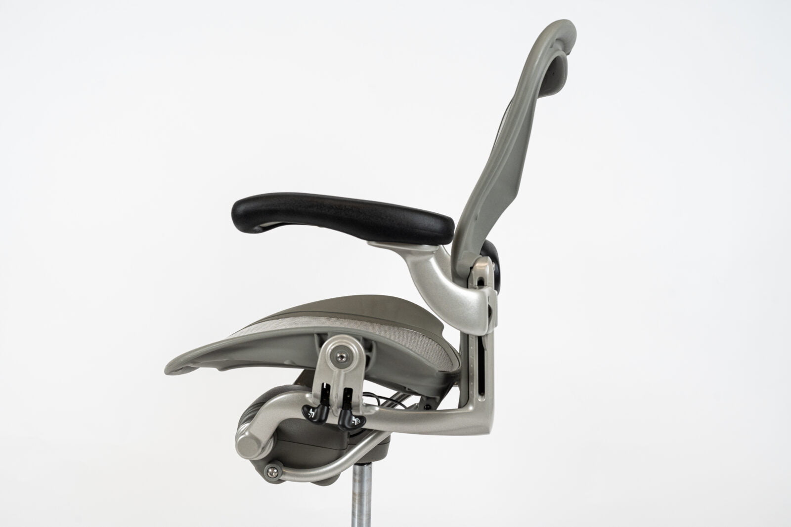 Herman Miller | Model: Aeron Classic | Color Titanium side face