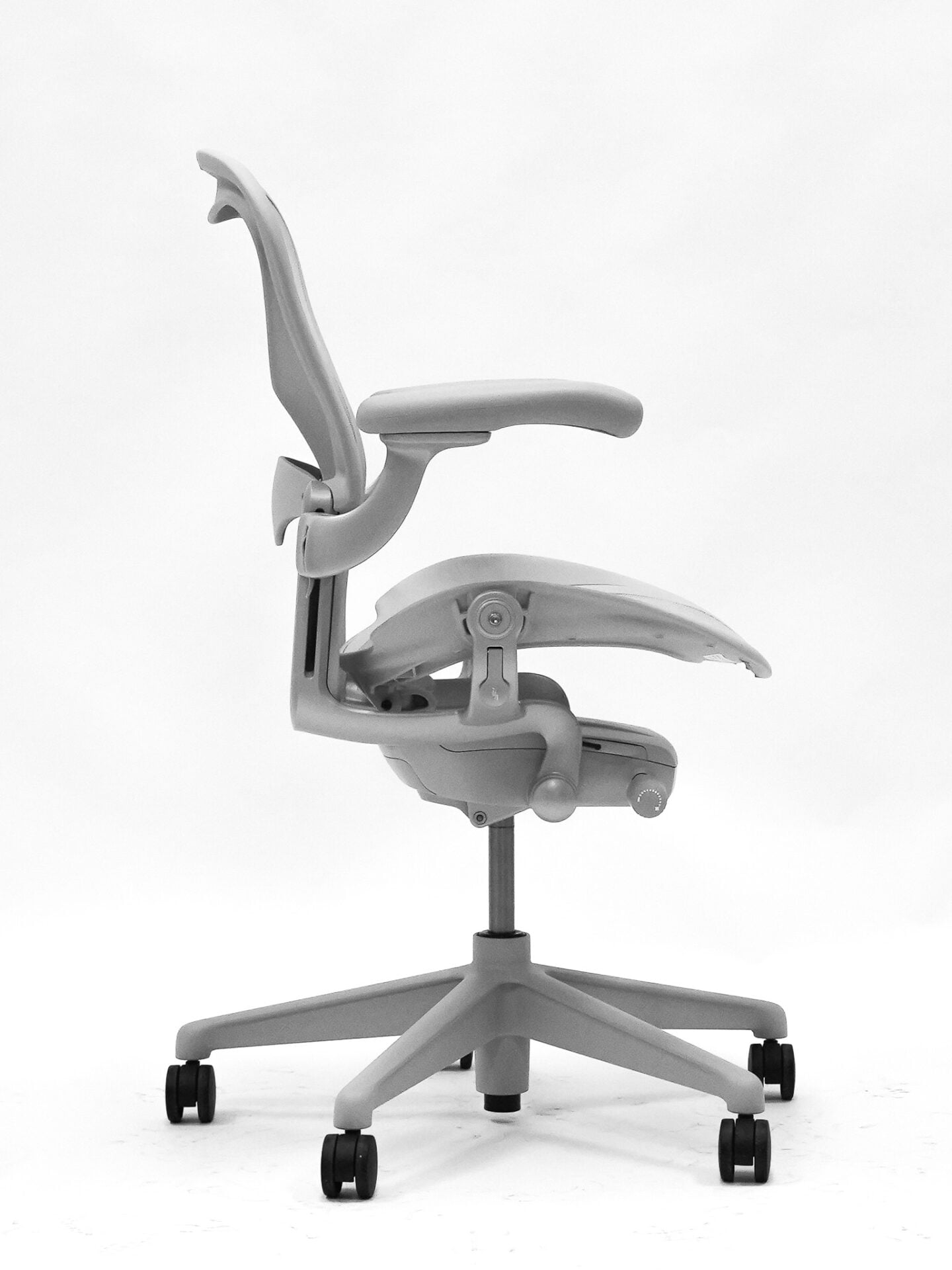 Herman Miller | Model: Aeron Remaster | Color: Mineral | Office Chair side look