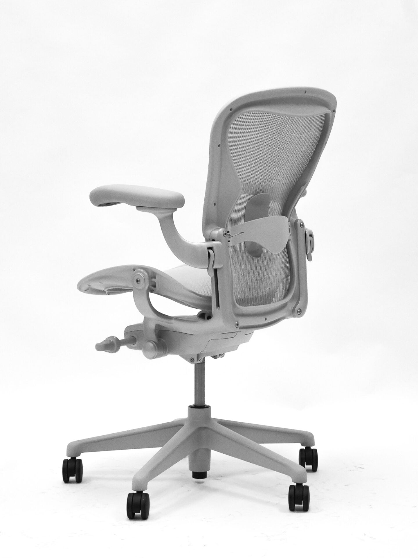 Herman Miller | Model: Aeron Remaster | Color: Mineral | Office Chair side half look