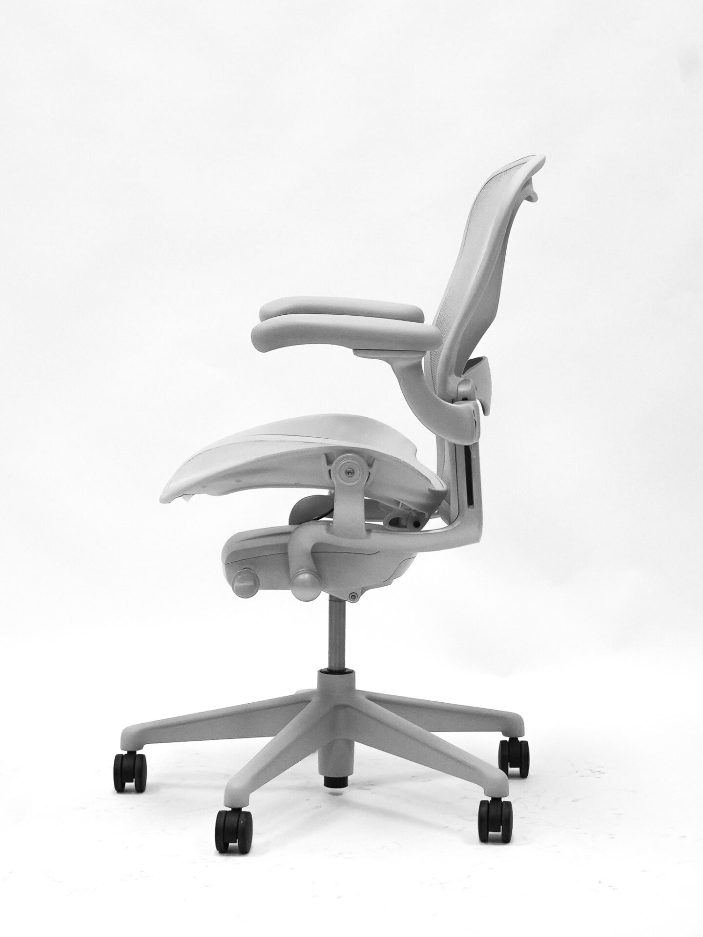 Herman Miller | Model: Aeron Remaster | Color: Mineral | Office Chair side 1